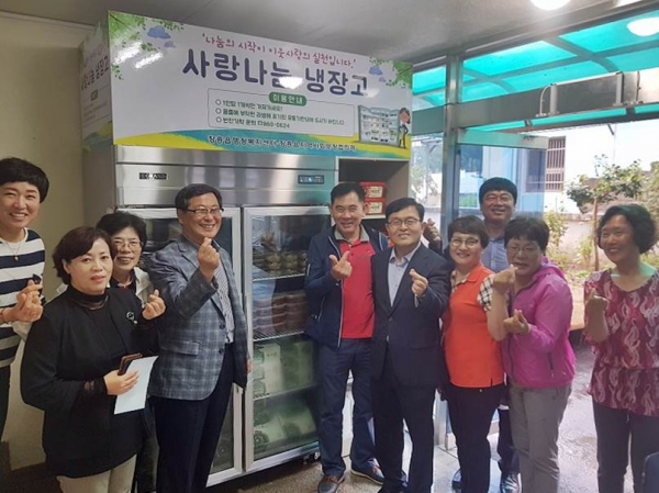 장흥읍지역사회보장협의체는 지난 13일 사랑나눔 냉장고 다섯 번째 나눔으로 이웃들에게 송편, 과일 등의 한가위 음식을 선물했다.