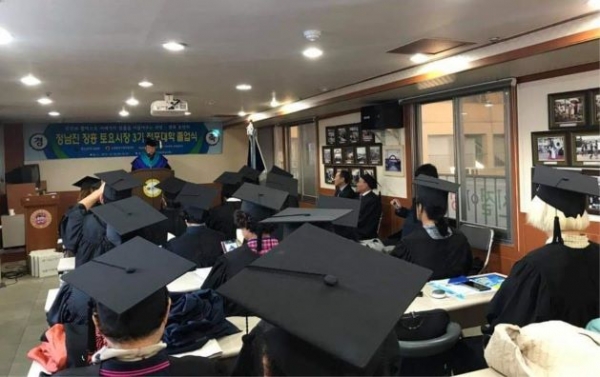 소상공인진흥공단 주관으로 추진된 ‘정남진장흥토요시장 3기 점포대학’을 통해 30명의 상인 졸업생이 배출됐다.