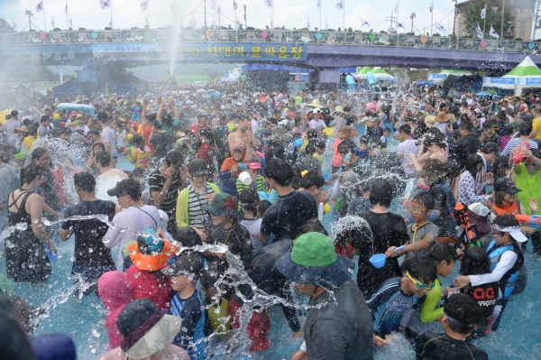 대한민국의 대표 여름축제가 된 장흥 물 축제