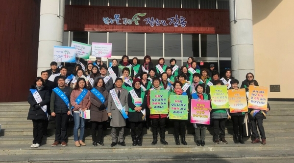 장흥읍 중앙로와 토요시장 일대에서 ‘설 명절 대비 친절한 손님맞이 캠페인’을 전개했다.
